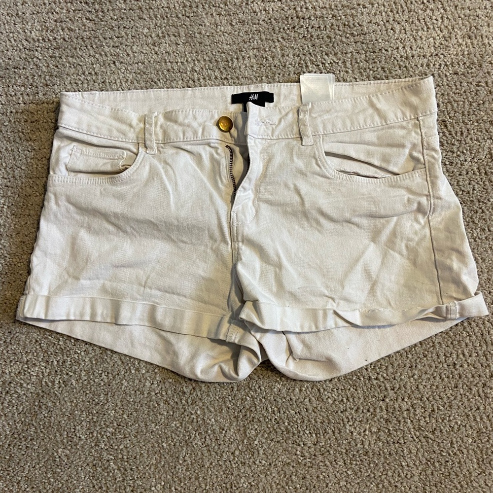 Loosely worn white H&M short shorts.